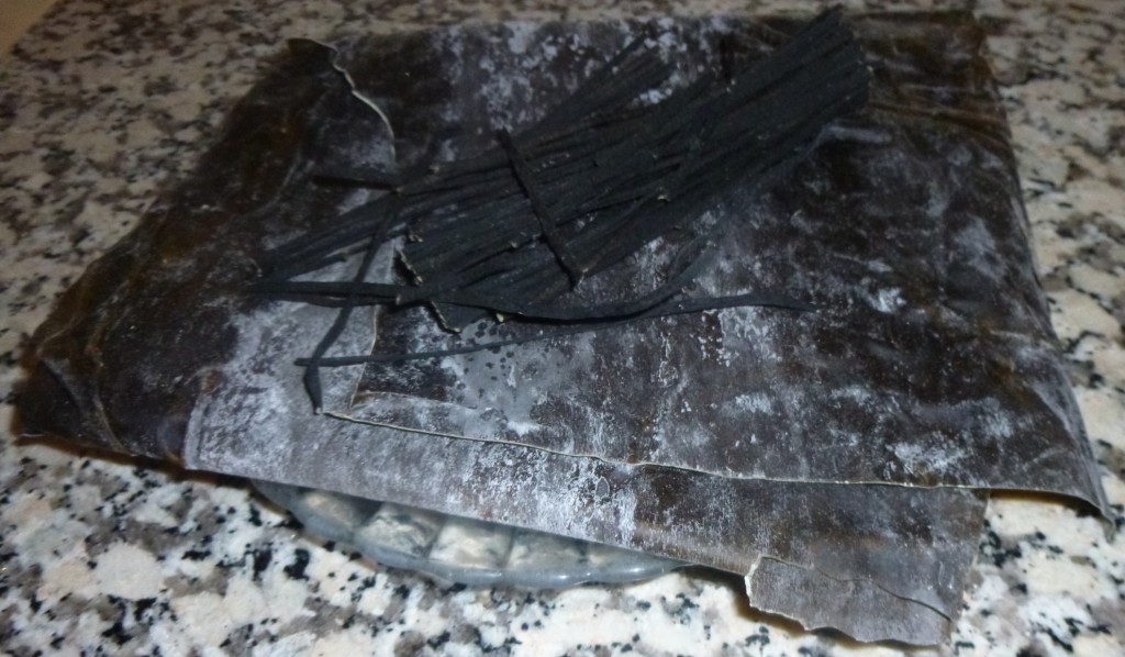 Algues séchées de type haricot de mer au dessus, et kombu en dessous